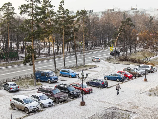 Pushkino, Russia, on November 17, 2014. The first snow in the city. Cars stand on a parking in the inhabited massif — Stock Photo, Image
