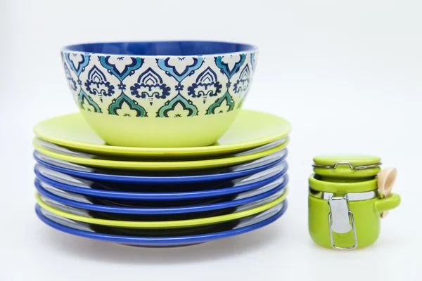 Керамическая посуда различных цветов — стоковое фото
