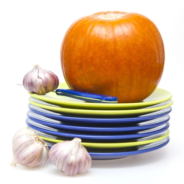 Oranje pompoen, knoflook en ware voor de tabelindeling — Stockfoto
