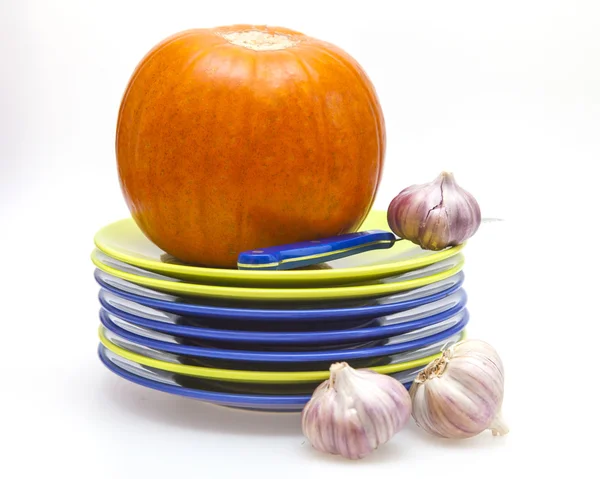 Calabaza naranja, ajo y vajilla para el diseño de la mesa — Foto de Stock