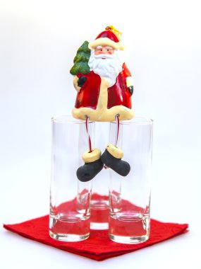 Tablo düzeni ware. Bir Yılbaşı yemeği döşenmesi için fondip bardakları