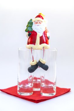 Tablo düzeni ware. Bir Yılbaşı yemeği döşenmesi için fondip bardakları