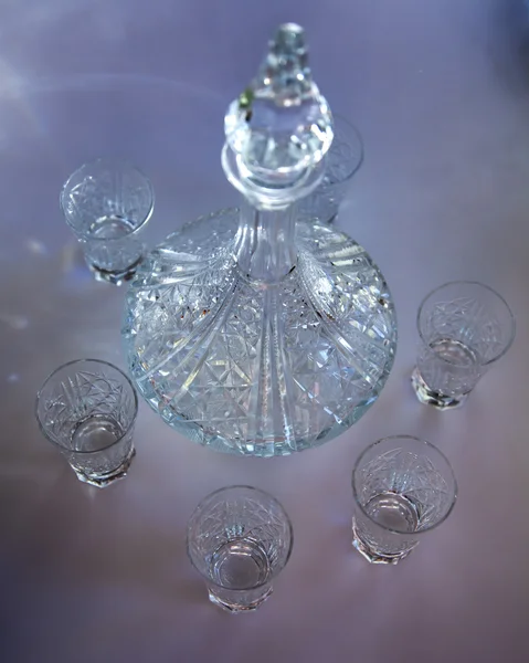 Artículos para el diseño de la mesa. Cristal vasos de tiro y decantador — Foto de Stock