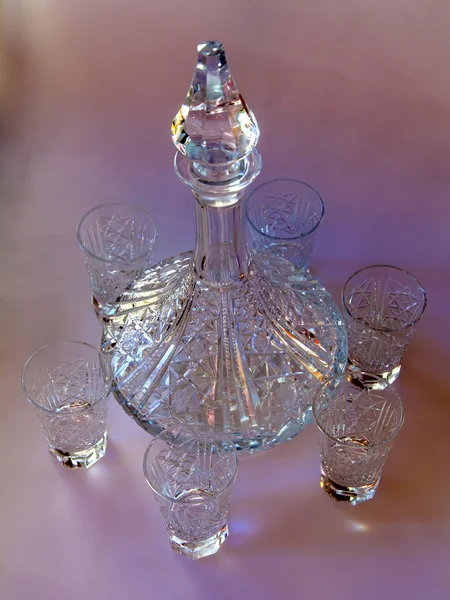 Ware pour la disposition de la table. verres de tir en cristal et décanteur — Photo