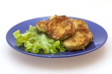 Kraker mavi bir tabak kızarmış kabak dilimleri