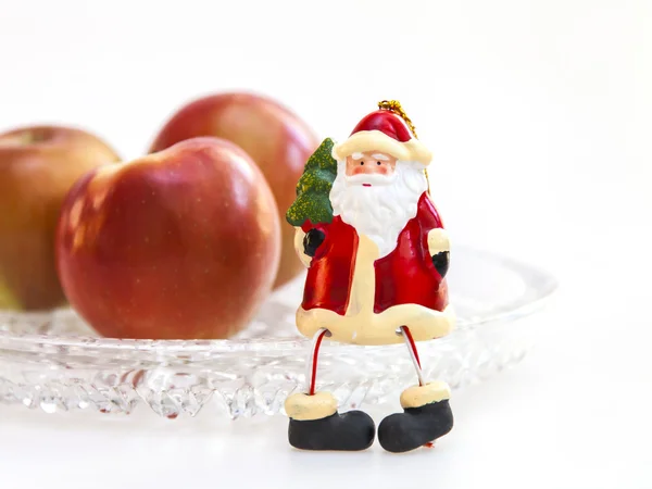 新年のディナーの敷設に大きな赤いリンゴ — ストック写真