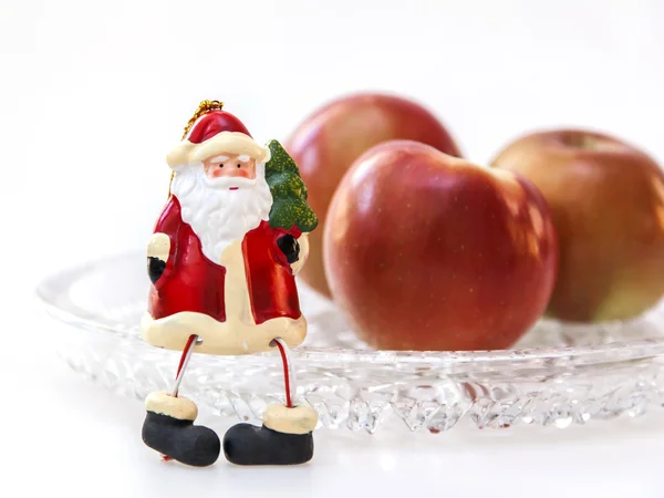 Grandes pommes rouges pour la pose d'un dîner du Nouvel An — Photo