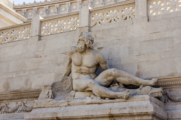 Roma, Itália, em 25 de fevereiro de 2010. Uma escultura antiga em um ambiente urbano — Fotografia de Stock