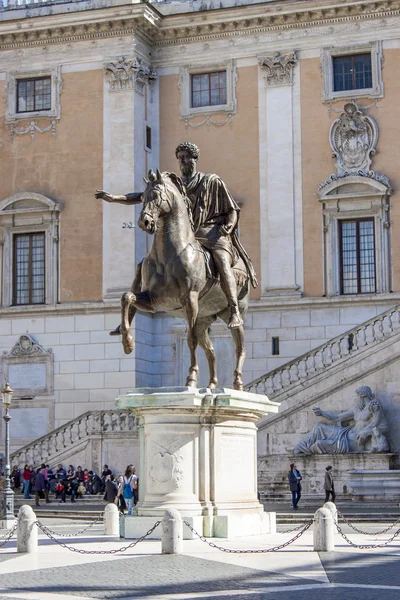 25 Şubat 2010 tarihinde, Roma, İtalya. Bir kentsel ortamda bir antik heykel — Stok fotoğraf