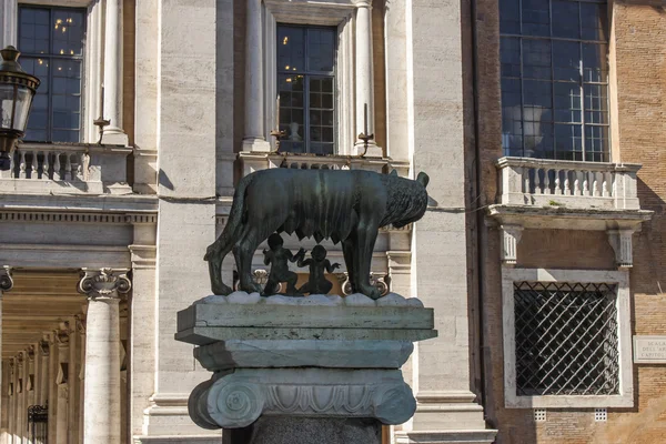 Roma, Italia, il 25 febbraio 2010. Un'antica scultura in un ambiente urbano — Foto Stock