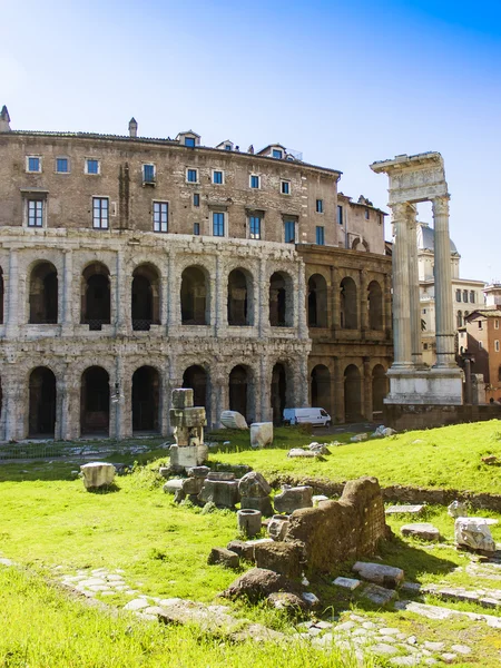 罗马，意大利，在 2010 年 2 月 25 日。古建筑的废墟。考古发掘工作的地方 — 图库照片