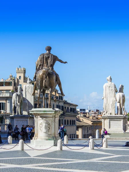 Roma, Itália, em 25 de fevereiro de 2010. Uma escultura antiga em um ambiente urbano — Fotografia de Stock