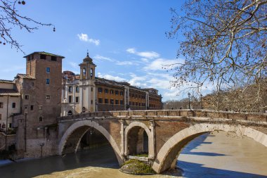 25 Şubat 2010 tarihinde, Roma, İtalya. Bir görünümünü bentleri Tiber ve Nehri Köprüsü