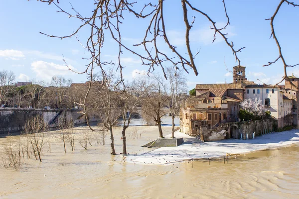 Rom, Italien, 25 februari, 2010. En vy av vallar över Tibern och bron genom floden — Stockfoto