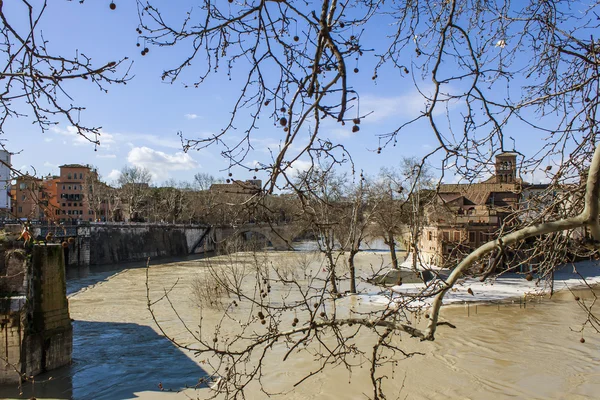 Roma, Itália, em 25 de fevereiro de 2010. Uma vista de aterros de Tibre e a ponte através do rio — Fotografia de Stock