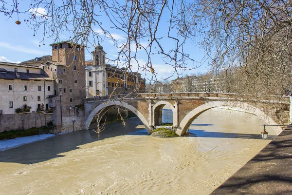 Roma, Itália, em 25 de fevereiro de 2010. Uma vista de aterros de Tibre e a ponte através do rio — Fotografia de Stock