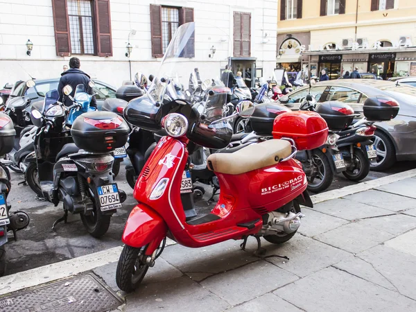 ローマ、イタリア、2010 年 2 月 25 日に。典型的な都市景観です。駐車場上のスクーター — ストック写真