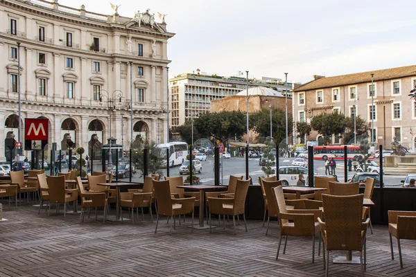 Roma, Italia, 26 de febrero de 2010. Típica vista urbana. Café de verano al aire libre — Foto de Stock