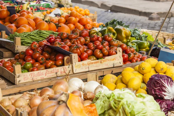 Rome, Italië, op 26 februari 2010. Verkoop van groenten en fruit in de stad markt — Stockfoto