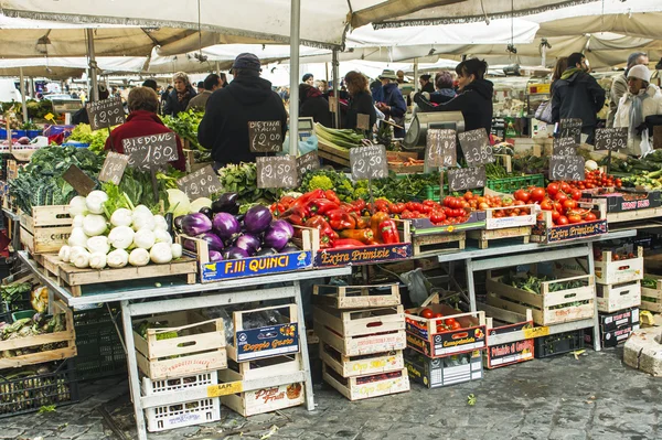 Rome, Italie, le 26 février 2010. Vente de fruits et légumes sur le marché de la ville — Photo
