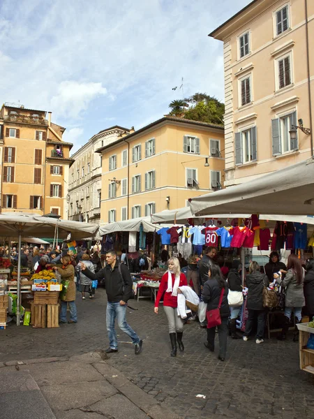 Roma, Itália, em 25 de fevereiro de 2010. Vista urbana típica. Compradores no mercado da cidade — Fotografia de Stock