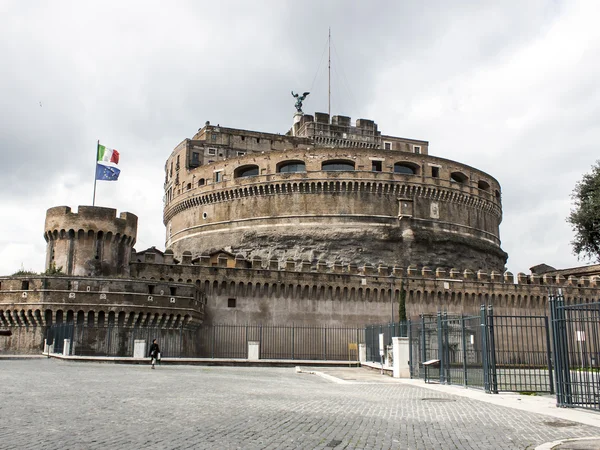 Rome, Italië, op februari 24, 2010. Het kasteel van de heilige engel op de oever van de Tiber — Stockfoto