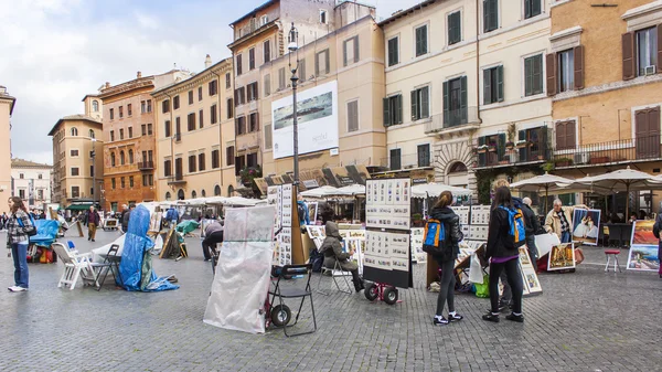 Рим, Италия, 26 февраля 2010 года. Туристы и художники на Навонской площади — стоковое фото