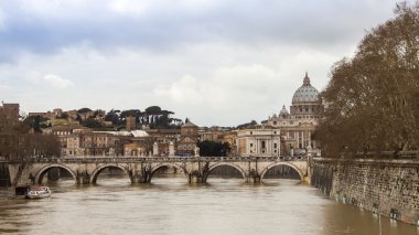 25 Şubat 2010 tarihinde, Roma, İtalya. Bir görünümünü bentleri Tiber ve Nehri Köprüsü