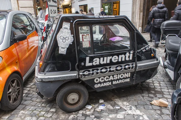 Rome, Italy, on February 26, 2010. The vintage three-wheeled car on the city street — Stock Photo, Image