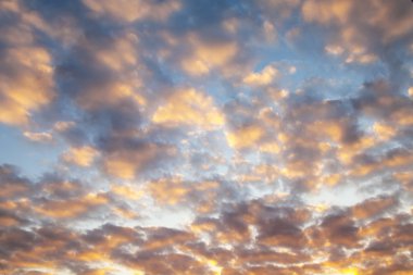 Gün batımı sırasında gökyüzündeki bulutlar