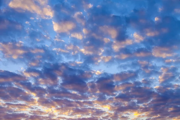 Wolken in de hemel tijdens zonsondergang — Stockfoto