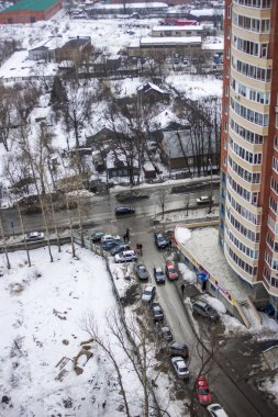 20 Mart 2011 tarihinde, Pushkino, Rusya. Çok katlı bina erken baharda bir pencereden kenti