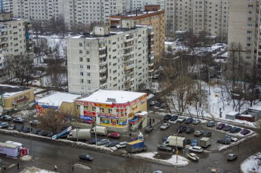 20 Mart 2011 tarihinde, Pushkino, Rusya. Çok katlı bina erken baharda bir pencereden kenti