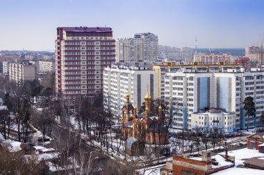 20 Mart 2011 tarihinde, Pushkino, Rusya. Çok katlı bina erken baharda bir pencereden kenti