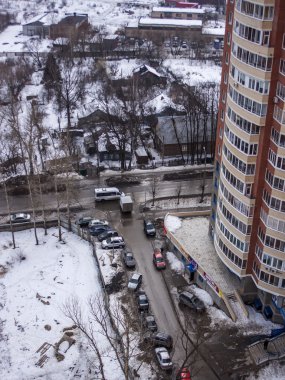 20 Mart 2011 tarihinde, Pushkino, Rusya. Çok katlı bina erken baharda bir pencereden kenti