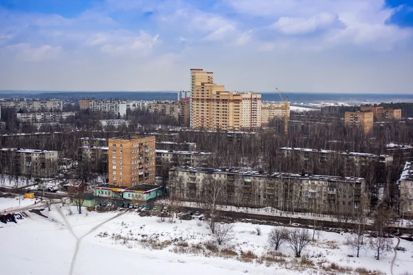 Pushkino, Rússia, em 20 de março de 2011. Uma vista da cidade de uma janela do edifício de vários andares no início da primavera — Fotografia de Stock