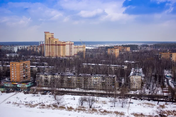 Poesjkino, Rusland, op 20 maart 2011. Een uitzicht over de stad vanuit een raam van de meerdere verdiepingen gebouw in de vroege lente — Stockfoto