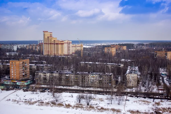 Pushkino, Rusia, el 20 de marzo de 2011. Una vista de la ciudad desde una ventana del edificio de varios pisos a principios de la primavera —  Fotos de Stock