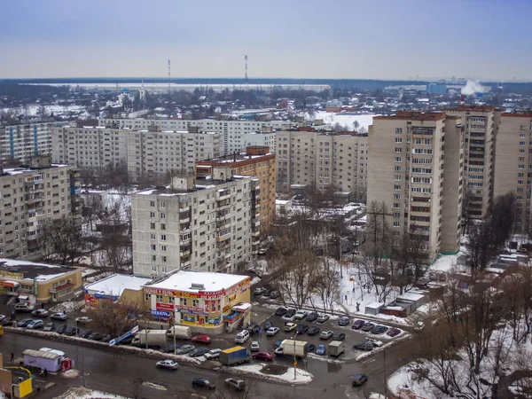 Pushkino, Rússia, em 20 de março de 2011. Uma vista da cidade de uma janela do edifício de vários andares no início da primavera — Fotografia de Stock