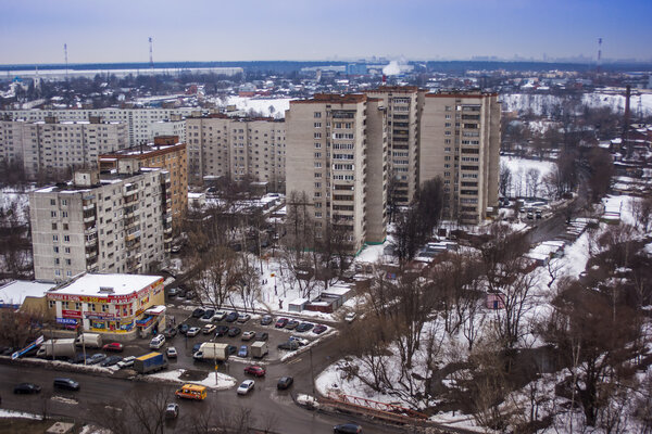 Пушкино, Россия, 20 марта 2011 года. Вид на город из окна многоэтажного здания ранней весной

