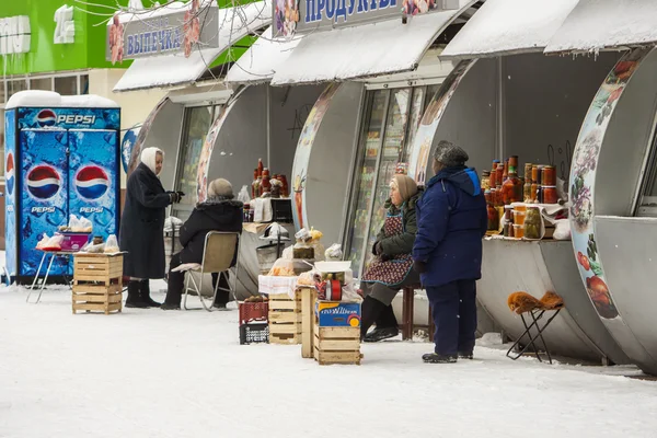 Pushkino, Rússia, em 27 de dezembro de 2010. Um mini-mercado no maciço habitado — Fotografia de Stock