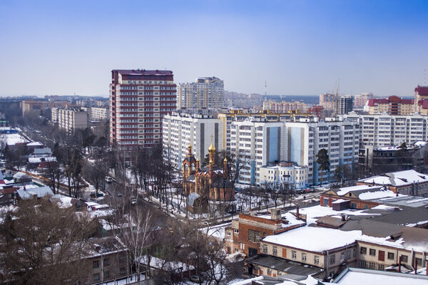 Пушкино, Россия, 20 марта 2011 года. Вид на город из окна многоэтажного здания ранней весной
