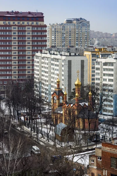 Poesjkino, Rusland, op 20 maart 2011. Een uitzicht over de stad vanuit een raam van de meerdere verdiepingen gebouw in de vroege lente — Stockfoto