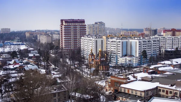 Pushkino, Rússia, em 20 de março de 2011. Uma vista da cidade de uma janela do edifício de vários andares no início da primavera — Fotografia de Stock