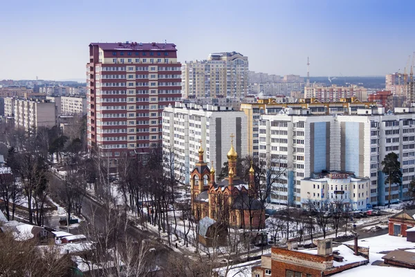 Pushkino, russland, am 20. März 2011. Blick auf die Stadt aus einem Fenster des mehrstöckigen Gebäudes im zeitigen Frühling — Stockfoto