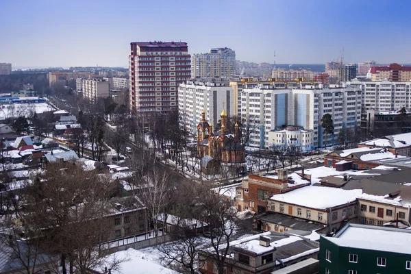 Pushkino, Rússia, em 20 de março de 2011. Uma vista da cidade de uma janela do edifício de vários andares no início da primavera — Fotografia de Stock