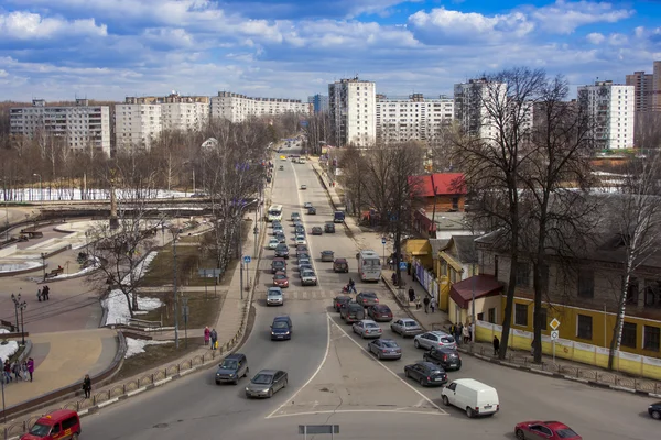 Poesjkino, Rusland, op 16 April 2011. Een uitzicht over de stad vanuit een raam van winkelcentrum in de zonnige voorjaar middag — Stockfoto