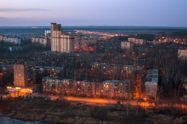 23 Nisan 2011 tarihinde, Pushkino, Rusya. Yüksek bir noktada gece şehirden bir gece görünümü