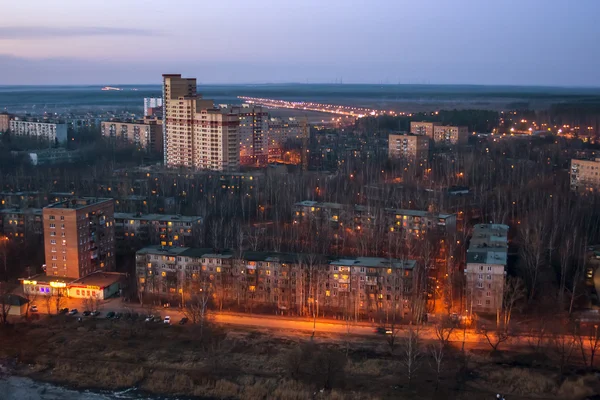 Pushkino, Russia, il 23 aprile 2011. Una vista notturna della città di notte da un punto alto — Foto Stock