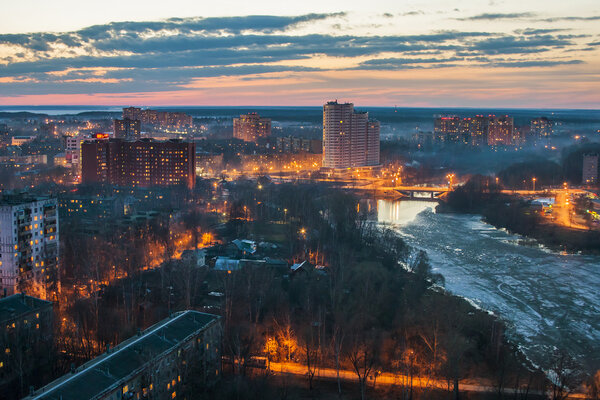 Пушкино, Россия, 23 апреля 2011 года. Ночной вид на ночной город с высокой точки

